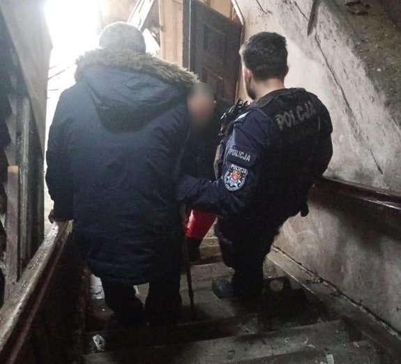 Policjanci udzielają pomocy osobom w kryzysie bezdomności