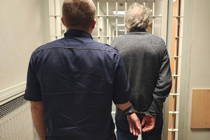 Policjant z zatrzymanym mężczyzną