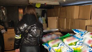 Policjantka w miejscu przechowywania nielegalnych produktów
