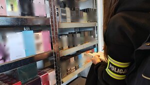 Policjantka w miejscu przechowywania nielegalnych produktów