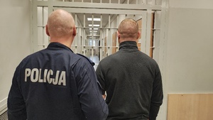 Policjant z zatrzymanym mężczyzną