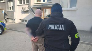 Policjant z zatrzymanym mężczyzną