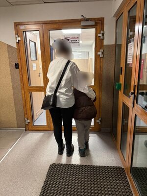 Chłopiec z opiekunem na terenie zgierskiej komendy