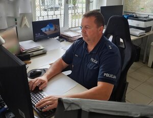 dyżurny zgierskiej komendy przy stanowisku kierowania