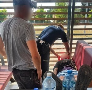 Policjant pomaga mezczyźnie