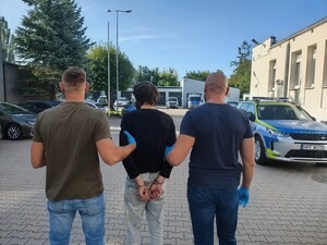 Policjanci z zatrzymanym mężczyzną
