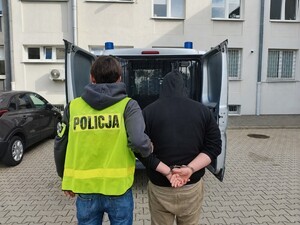 Policjant z zatrzymanym mężczyzną