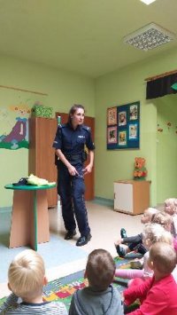 policjantka na spotkaniu z przedszkolakami