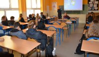 Komendant na spotkaniu z uczniami klas mundurowych opowiadał o służbie w Policji.