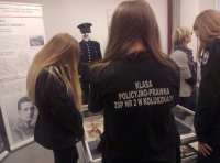 Policjanci z licealistami promują zawód w stolicy.