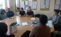 Policjanci na spotkaniu z uczniami i pedagogami.