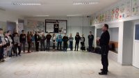 Dzielnicowy na spotkaniu z uczniami.
