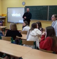 Dzielnicowy na spotkaniu z uczniami.