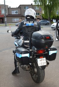 Policjant na motocyklu.