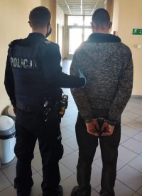 policjant z zatrzymanym