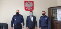 Komendanci z burmistrzem podpisują porozumienie.