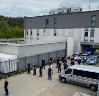 policjanci ćwiczą dla chorego chłopca