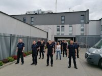 policjanci ćwiczą dla chorego chłopca