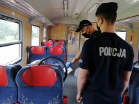 policjanci kontrolują pasażerów i pociągi