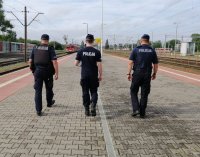 policjanci kontrolują pasażerów i pociągi