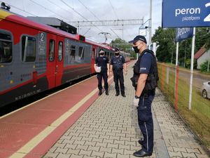 policjanci kontrolują pasażerów i pociągi