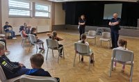 Spotkanie policjantów w dziećmi.