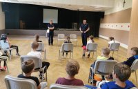 Spotkanie policjantów w dziećmi.