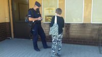 policjant rozmawia na ulicy z kobietą