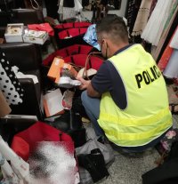 Policjant zabezpiecza podrobioną odzież