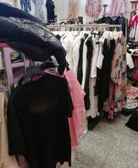 Policjant zabezpiecza podrobioną odzież