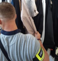 Policjant zabezpiecza podrobioną odzież