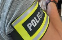 Policjant zabezpiecza podrobioną odzież