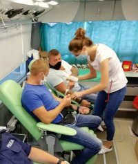 Policjanci oddają krew.