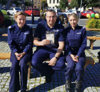 Policjanci siedzą na ławce.