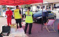 Policjanci z innymi instytucjami prowadzili kontrolę świateł w samochodach i rozmawiali o be4zpieczeństwie z kierowcami.