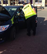 policjanci z innymi instytucjami prowadzili kontrolę świateł w samochodach i rozmawiali o be4zpieczeństwie z kierowcami