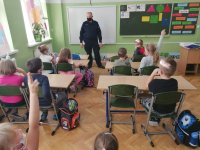 Policjanci spotkali się z dziećmi z podstawówki i rozmawiali o bezpieczeństwie.