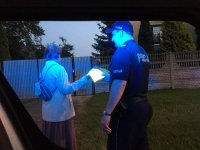 Dzielnicowi rozdają kamizelki odblaskowe rowerzystom i pieszym.