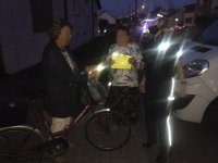 Dzielnicowi rozdają kamizelki odblaskowe rowerzystom i pieszym.