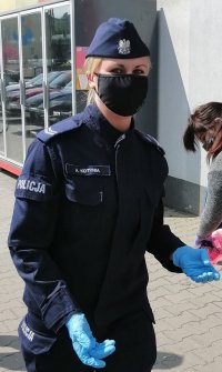umundurowana policjantka w maseczce i rękawiczkach