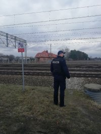 umundurowani policjanci z funkcjonariuszami sok chodzą po dworcach kolejowych