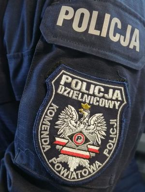 Naszywka na mundurze policyjnym z napisem Dzielnicowy Komenda Powiatowa Policji.