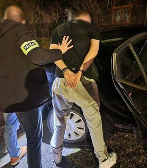 Policjant z zatrzymanym mężczyzną.
