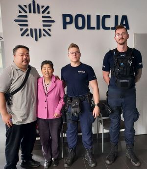 Dwóch policjantów stoi z odnalezioną kobietą i jej synem.