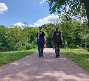 Policjantka i strażnik leśny patrolują miejsca przy zbiornikach wodnych.