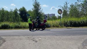 Policjant kontroluje trzeźwość kierowców.