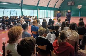 Policjanci na spotkaniu  z młodzieżą w liceum.