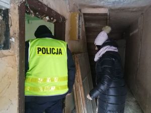 Policjant i pracownik mopsu sprawdzają pustostany.