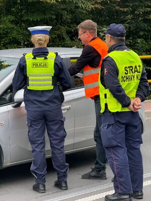 Policjanci i straż ochrony kolei prowadzą działania przy przejazdach kolejowych.