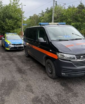 Policjanci i straż ochrony kolei prowadzą działania przy przejazdach kolejowych.